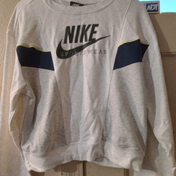 Nike Women's Heritage Colorblocked Sweatshirt - Picture 2 of 4